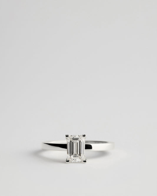 Solitaire - 4 Claw Emerald - White Diamond