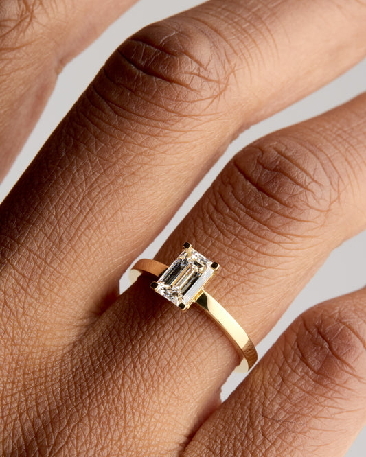 Solitaire 4 Claw Emerald - White Diamond