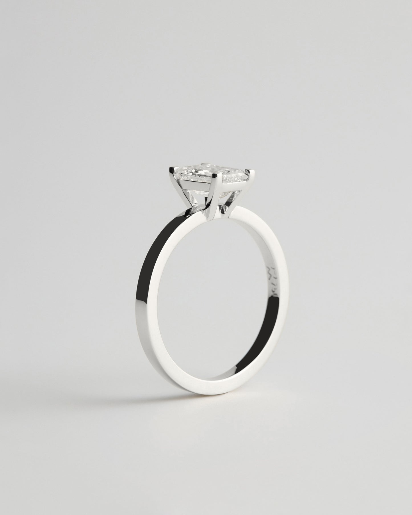 Solitaire - 4 Claw Emerald - White Diamond