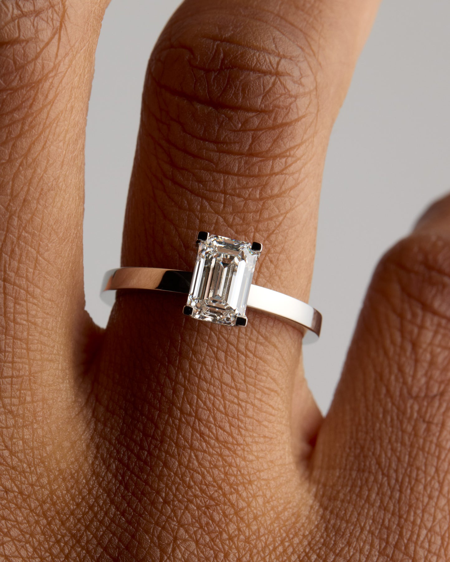 Solitaire - 4 Claw Emerald - White Diamond